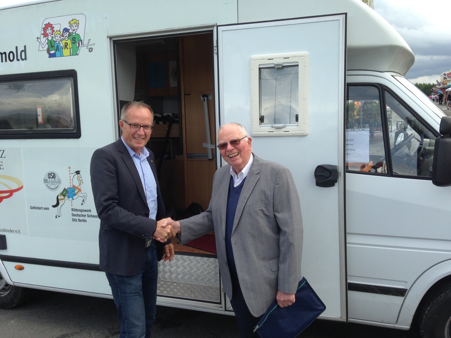 Schulmobil der Bezirksregierung Detmold und des BFI e.V. macht Station in Blomberg – DSB übergibt Schulmobil